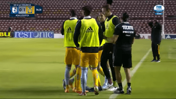 Los compañeros lo intentaron esconder pero ya era muy tarde. (Foto: Captura Fox Sports)