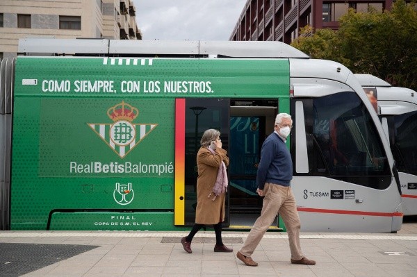El tranvía del Real Betis se pone la camiseta del Real Betis para la final de la Copa del Rey.