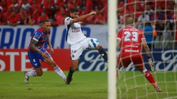 Emiliano Amor no estará contra Alianza Lima luego de ver la tarjeta roja frente a Fortaleza. Foto: Comunicaciones Colo Colo