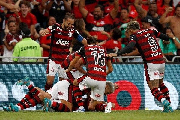 Mauricio Isla rompió el empate y fue vital con su gol para el triunfo de Flamengo ante Sao Paulo. Foto: Getty Images