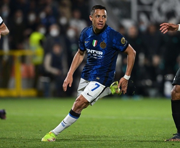 Alexis llega a la semifinal de Copa Italia con gol contra Spezia.