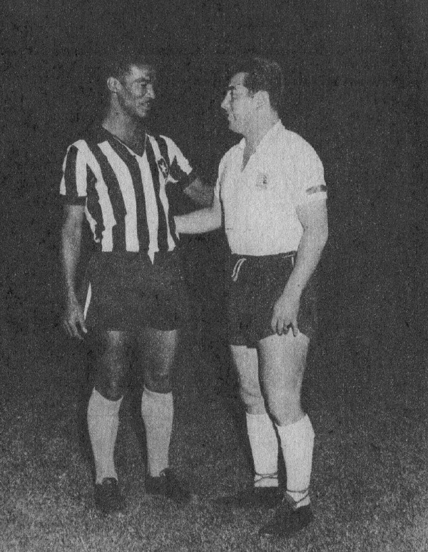 Cua Cua Hormazábal con el brasilero Didí en un partido con Botafogo.