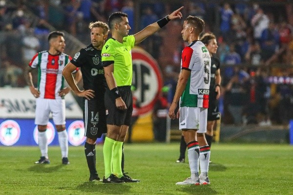 El árbitro Véjar estableció el mal comportamiento de los hinchas de la U en su informe (Agencia Uno)