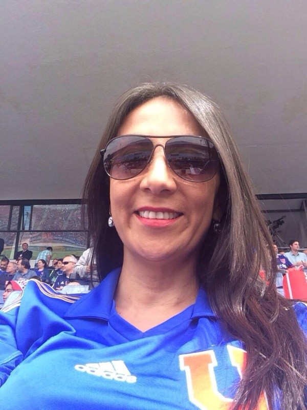Cecilia Pérez viendo a la U en el Estadio Nacional.