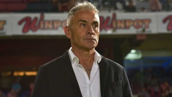 Juvenal Olmos, formado en la UC y que luego dirigió a la Roja (Archivo)