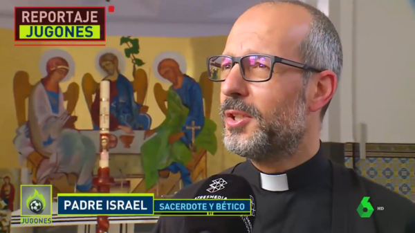 El Padre Israel se encomienda a Dios para la final de Copa del Rey. (Foto: Captura El Chiringuito)