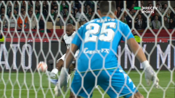 La doble tapada de Claudio Bravo en Real Betis contra Valencia por la final de la Copa del Rey. (Fotos: capturas DirecTV Sports)