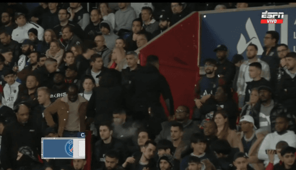 Los ultras no quisieron seguir viendo el partido. (Foto: Captura Espn)