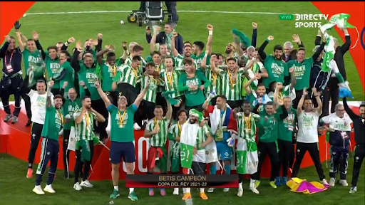 Bravo y Pellegrini junto a la bandera chilena en los festejos por el título de la Copa del Rey con el Real Betis. (Fotos: capturas)