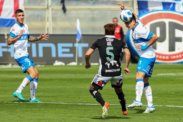 Católica y Colo Colo protagonizaron un duelo muy áspero en San Carlos (Agencia Uno)