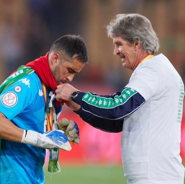 Pellegrini y Bravo festejan la obtención de la Copa del Rey ante Valencia. (Foto: Real Betis)