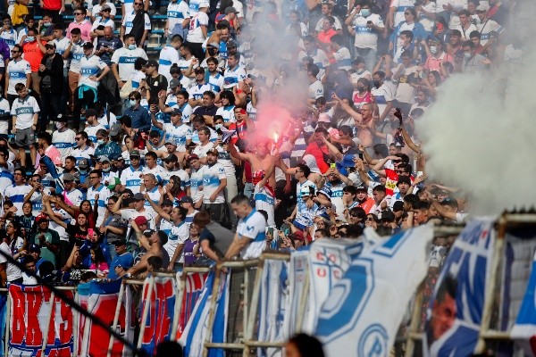 Hinchas de la UC se metieron a la tribuna Sergio Livingstone para perseguir a hinchas de Colo Colo que les gritaron el gol de Alexander Oroz. | Foto: Agencia Uno
