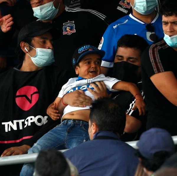 A Miguelito se le salió la cadena en el clásico entre Universidad Católica y Colo Colo, y le costó caro. (Foto: Captura)