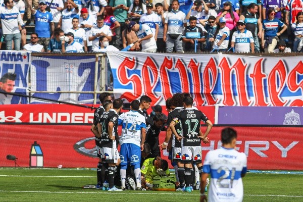 Los incidentes en las tribunas y la cancha de San Carlos de Apoquindo durante el duelo entre Católica y Colo Colo.