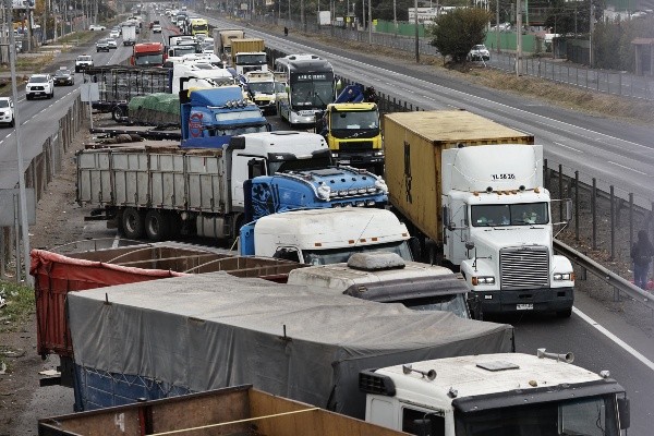 Camioneros señalan que mantendrán paro hasta las 17:00 horas, pese a ultimátum del Gobierno