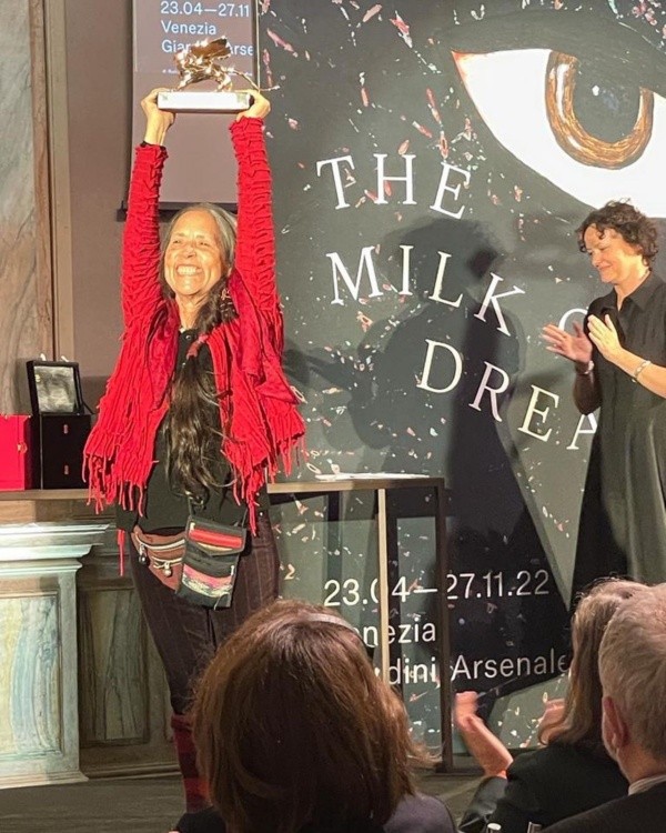 Cecilia Vicuña recibiendo el León de Oro.