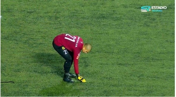 Manosalva recogiendo las monedas en el Chinquihue.