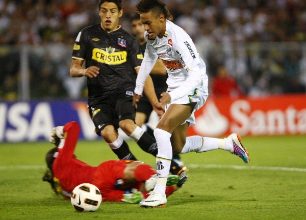 Neymar en el momento previo a marcarle el gol a Colo Colo en Macul (Agencia Uno)
