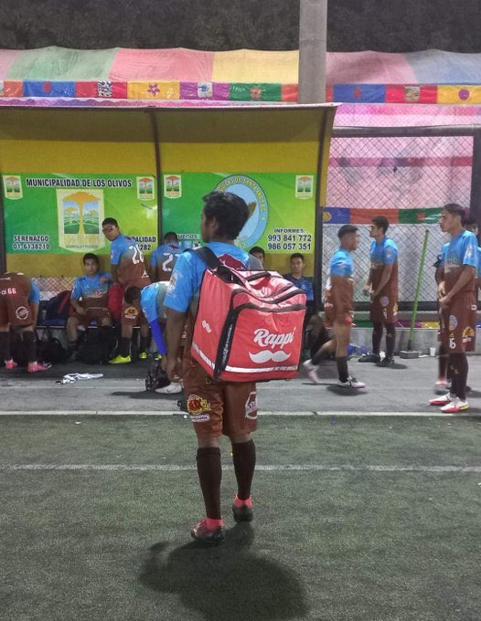 La foto del repartidor-futbolista en la Copa Perú