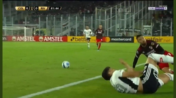 Oroz queda en el suelo y Díaz se levanta para seguir con la jugada.