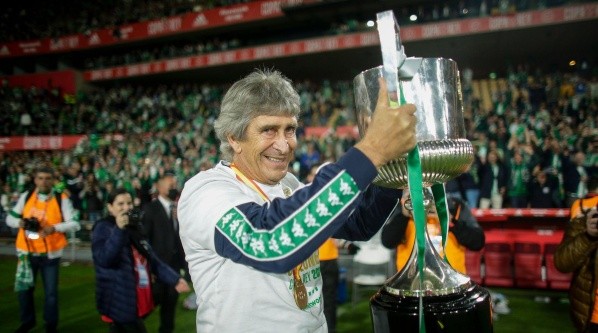 Manuel Pellegrini sigue feliz por la Copa del Rey, pero tiene hambre de más y va con todo a pelear el cupo para la próxima UEFA Champions League. Foto: Getty Images