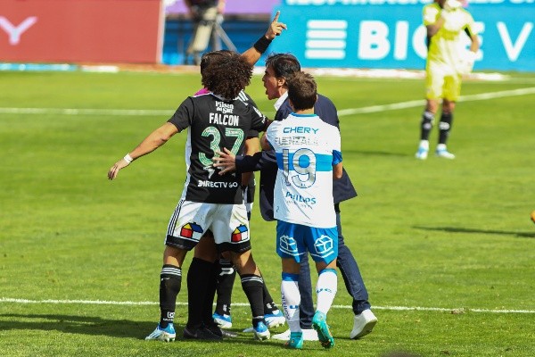 Gustavo Quinteros ya tiene sanción tras sus reclamos contra José Cabero en el choque con la UC. Foto: Agencia Uno