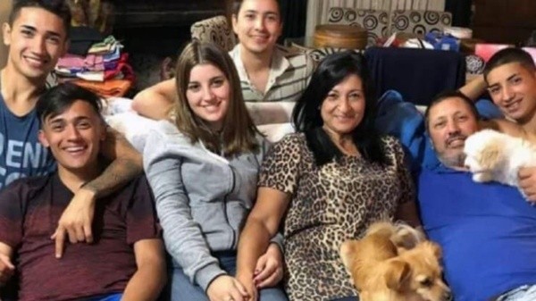 Pablo Solari junto a toda su familia, fanáticos de River Plate. (Foto: LUN)