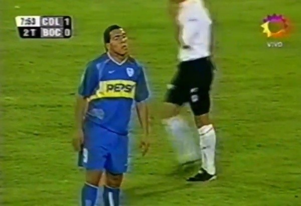 Tevez jugando contra Colo Colo el 2004 en el Monumental