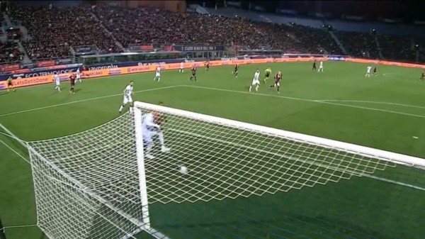 El portero queda sin reacción en la jugada.