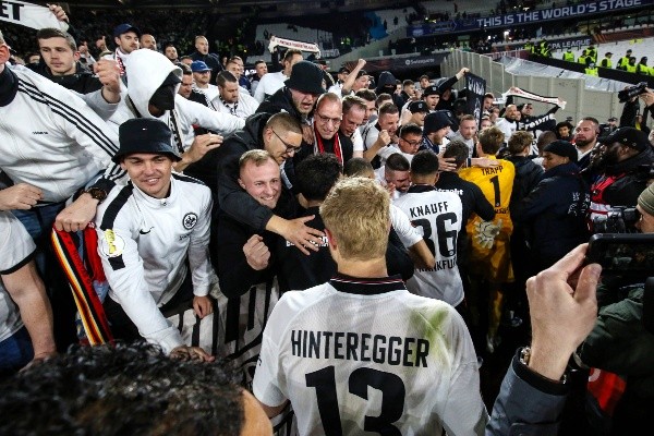 Eintracht Frankfurt ha sido arropado por su hinchada a donde vaya. (Foto: Getty Images)
