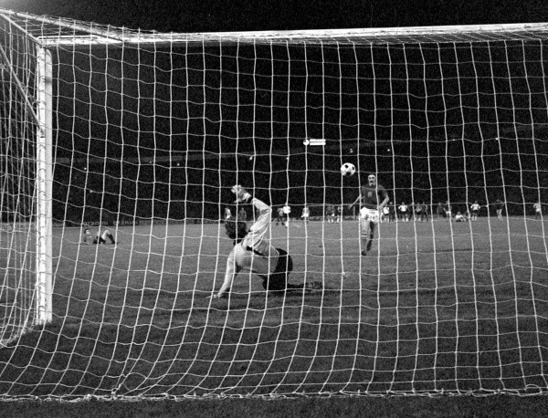 Panenka inventa el penal a lo Panenka en la final de la Eurocopa de 1976. (Foto: Getty Images)