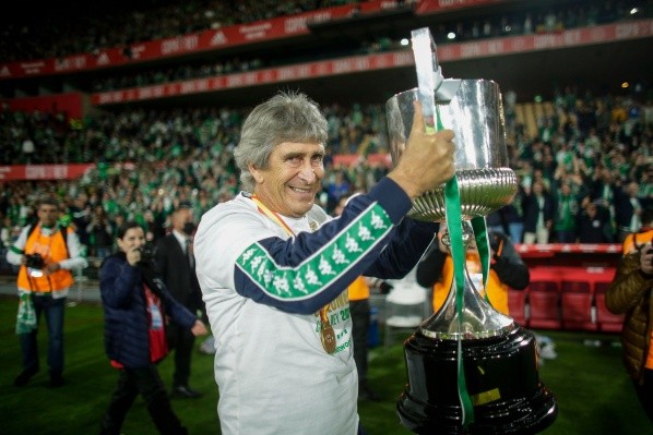 Pellegrini sostiene la Copa del Rey que ganó con el Betis (Foto: Betis)
