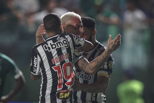 Edu Vargas festeja su gol para Atlético Mineiro contra Goiás.