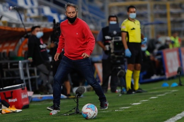 Ariel Holan al borde de la cancha con el chaleco clásico. Foto: Agencia Uno
