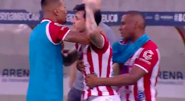 Los jugadores del Náutico tuvieron que sacar a tirones a Jean carlos mientras intentaba agredir a la árbitra. Foto: Twitter