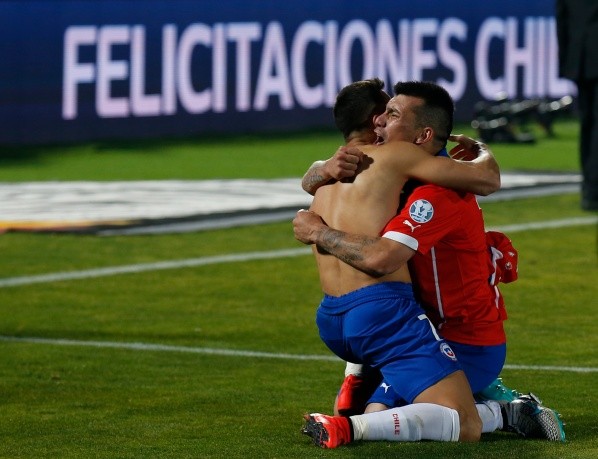 Gary Medel se abraza con Alexis para festejar el título de la Copa América (Agencia Uno)