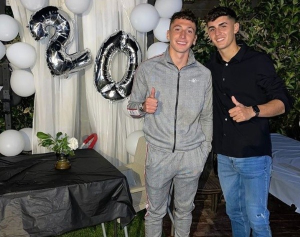 Arriagada celebrando junto a Bruno Gutiérrez (Instagram)