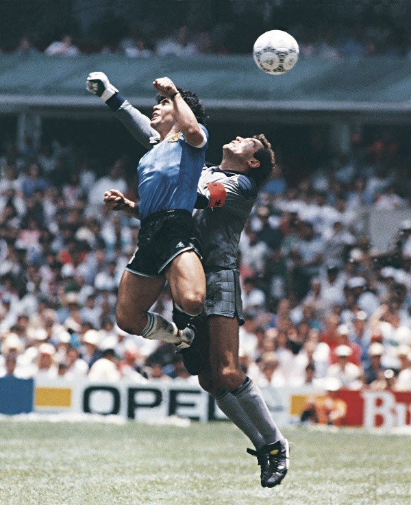 Maradona anotando el gol con la mano en México 1986 (Getty)