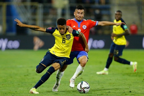 Byron Castillo está en la mira de la FIFA tras la denuncia de Chile. Al jugador se le acusa de ser colombiano y no ecuatoriano, por lo que podrían perder puntos que dejan a la Roja en Qatar 2022. Foto: Getty Images