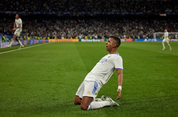 Rodrygo celebra en el Santiago Bernabéu (Getty)