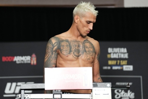 Charles Oliveira se transforma en el primer campeón en perder su cinturón de UFC por no dar el peso para un combate. Foto: Getty Images