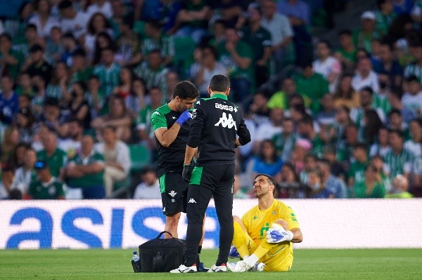 Claudio Bravo se lesionó y no pudo seguir en la cancha para ayudar al Betis ante el Barcelona. Foto: Getty Images