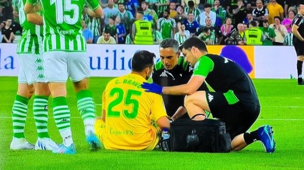 Claudio Bravo se lesionó y no pudo seguir en la cancha acompañando al Betis ante el Barcelona. Foto: DirecTV