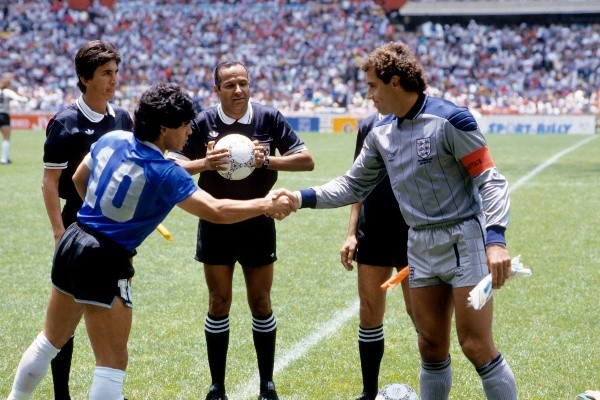 Los capitanes de Argentina e Inglaterra, Diego Maradona y Peter Shilton, en los cuartos de final del Mundial de México 1986. | Foto: Getty