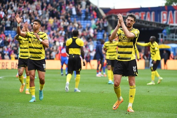 Jugadores del Watford se despiden tras la derrota contra Crystal Palace que sentencia su descenso.