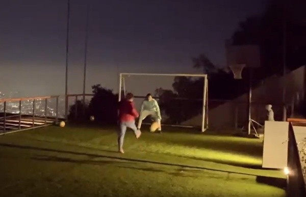 La mamá de Alexis pateándole un penal en una azotea al Maravilla (Instagram)