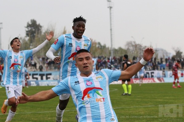 Jugadores de Magallanes celebran un gol ante San Felipe (Agencia Uno)