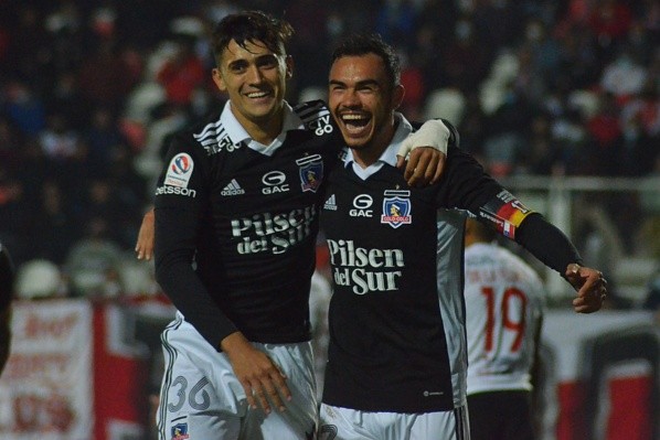 Solari y Suazo festejan el segundo gol de Colo Colo (Agencia Uno)