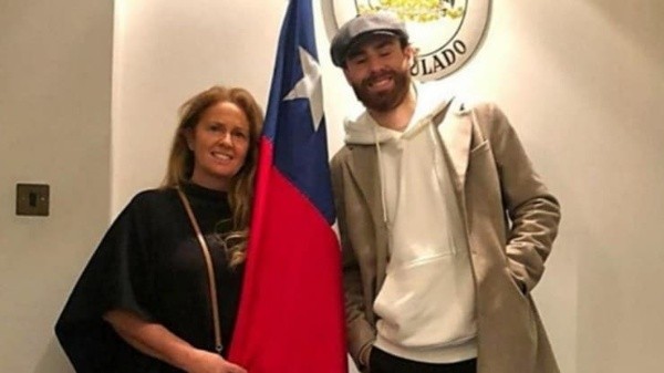 Andrea Díaz ha acompado a su hijo en el proceso que lo acercó a Chile.
