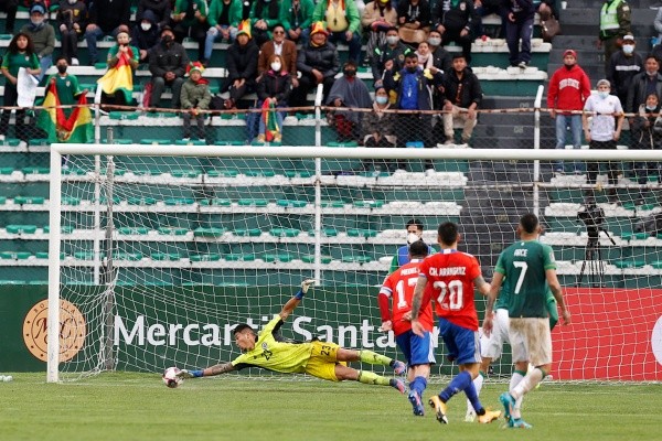 Cortés y su gran partido por la Roja ante Bolivia, en La Paz (Foto: ANFP)